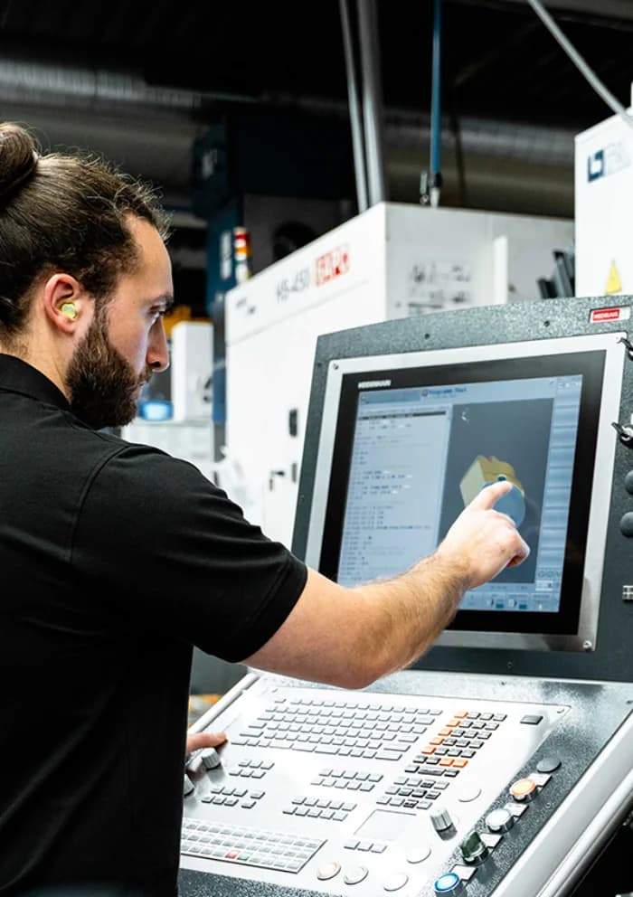 CNC-Operator bei der Programmierung an einer Heidenhain-Steuerung in der UYAR Präzisionstechnik Fertigung