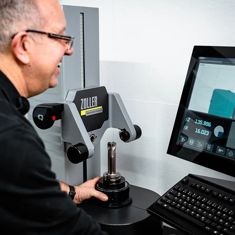 Werkzeugvoreinstellung mit ZOLLER-Voreinstellgerät bei UYAR Präzisionstechnik, präzise Werkzeugvermessung vor der CNC-Bearbeitung